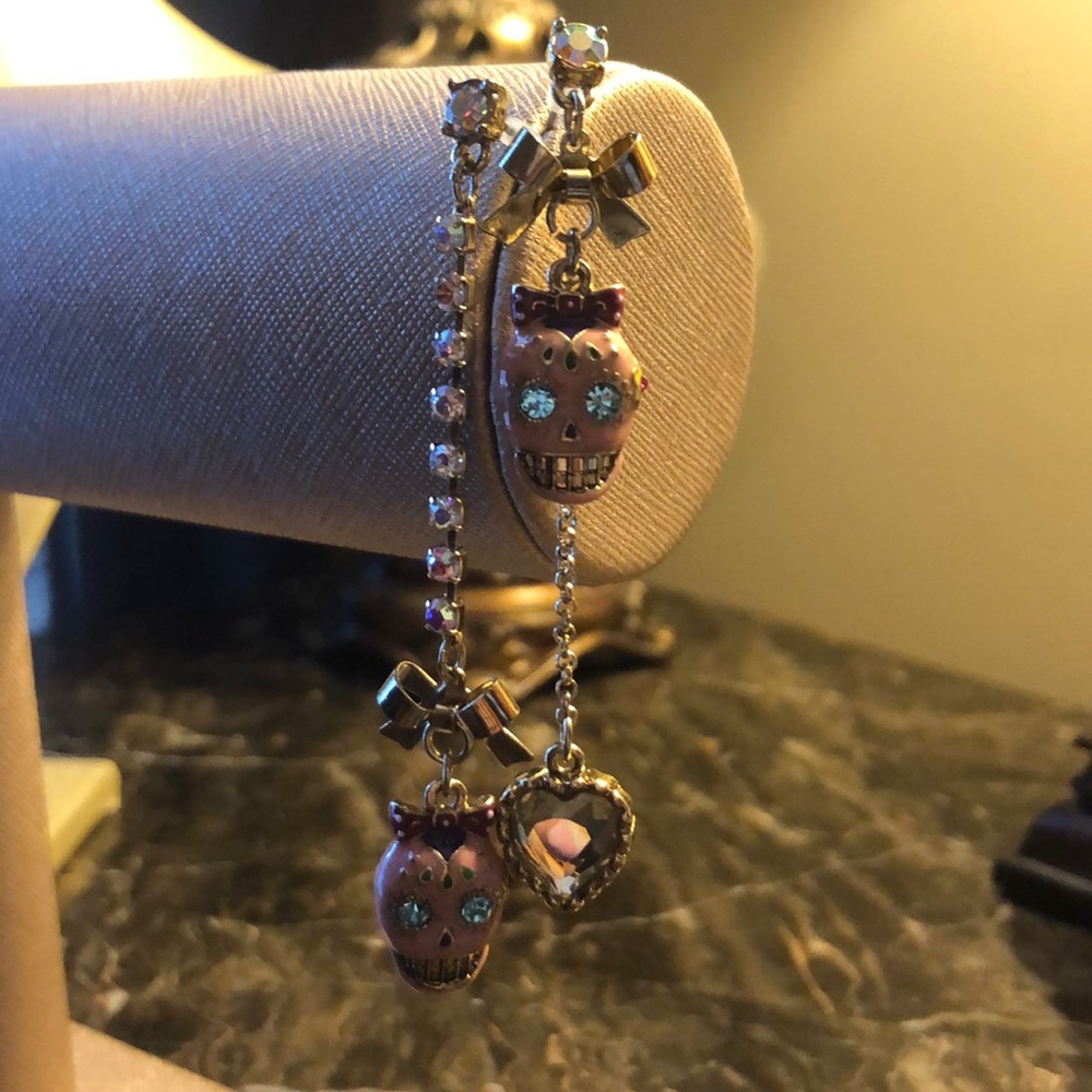 Skull dangle earrings